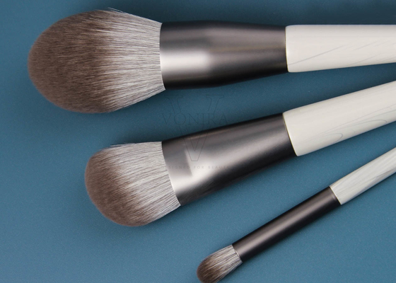 Vonira New Arrival Biodegradable Corn fiber Makeup Powder Brush With Grey Aluminum Ferrule Eco Freindly Wooden Handle สีอัลลูมิเนียมสีเทา สีอัลลูมิเนียมสีเทา